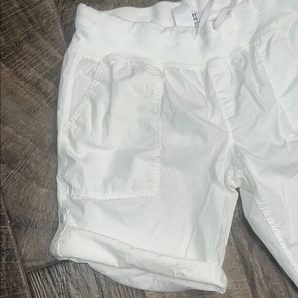 Tommy Hilfiger White Bermuda Shorts with Drawstring Waist - Picture 5 of 6